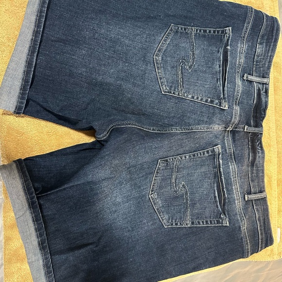 Silver Jeans Co. Distressed Denim ELYSE MID RISE BERMUDA SHORT Size 22W - Picture 2 of 12